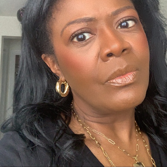 Meet your Posher, Claudia - Picture 2 of 2